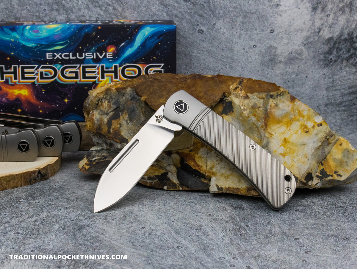 QSP Exclusive Hedgehog Knife QS142SP: Sawcut Titanium S90V Spearpoint