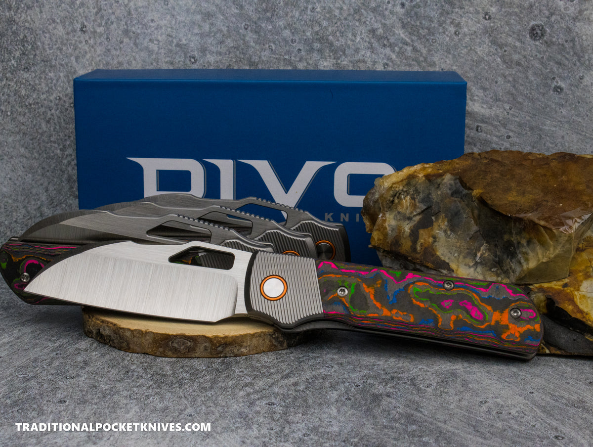 Divo Knives Stout V2: Righty - CamoCarbon 80&#39;s / Belt Satin