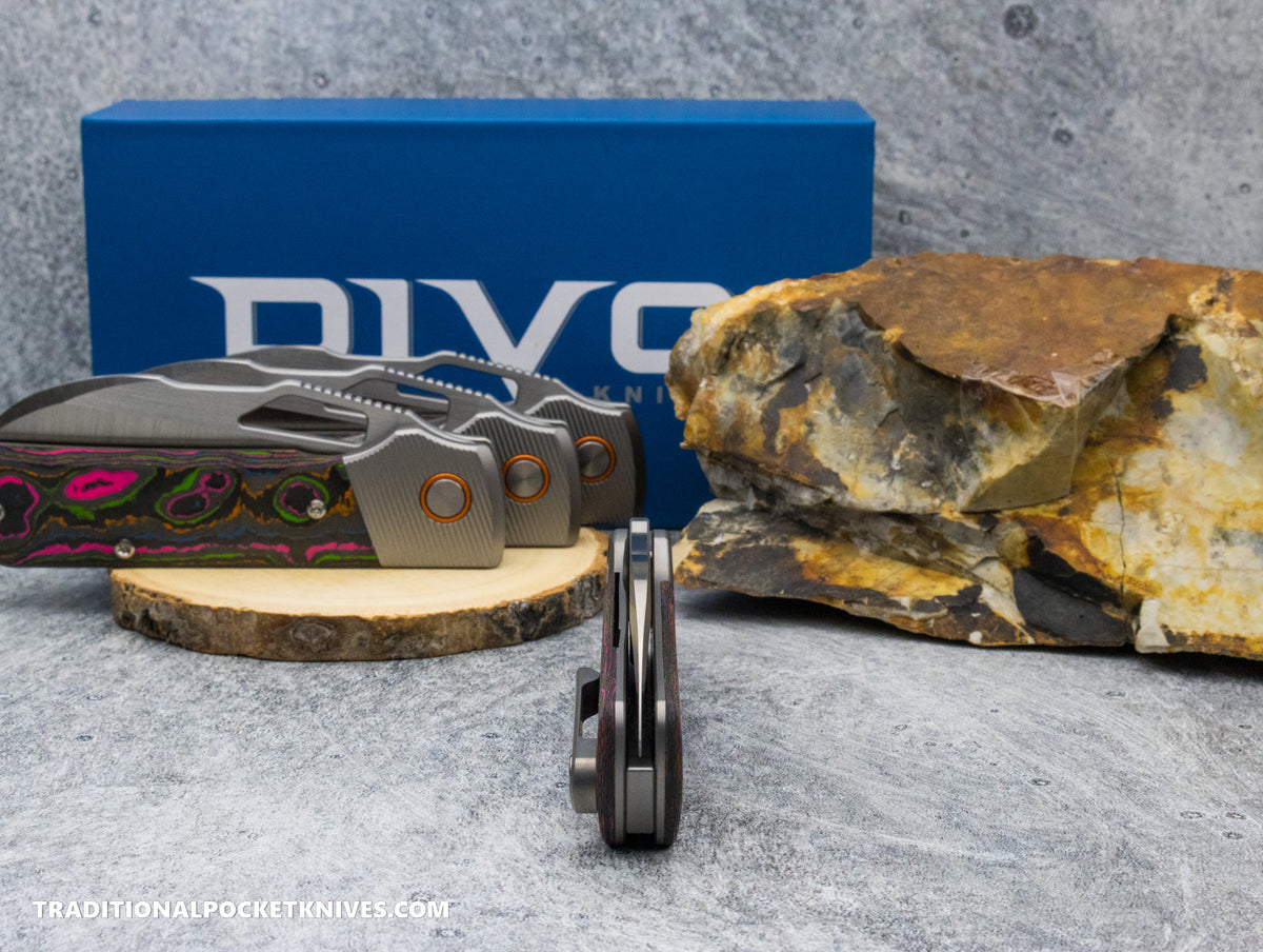 Divo Knives Stout V2: Righty - CamoCarbon 80&#39;s / Belt Satin