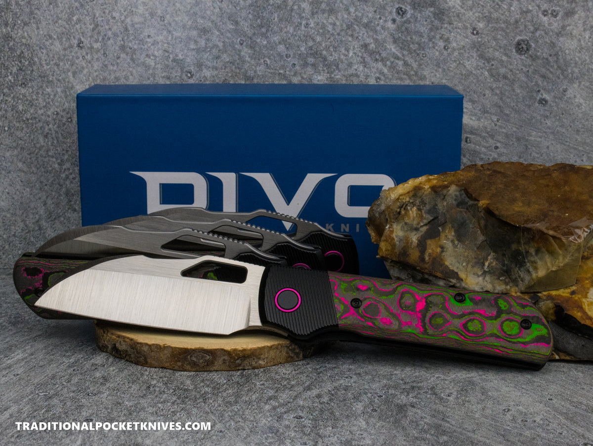 Divo Knives Stout V2: Righty - CamoCarbon Watermelon Sugar / Belt Satin